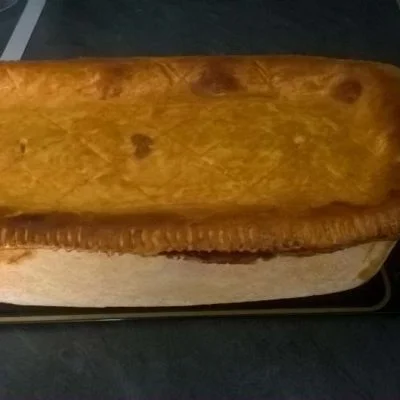 Tourte au poulet, porc, fromage, herbes et épices