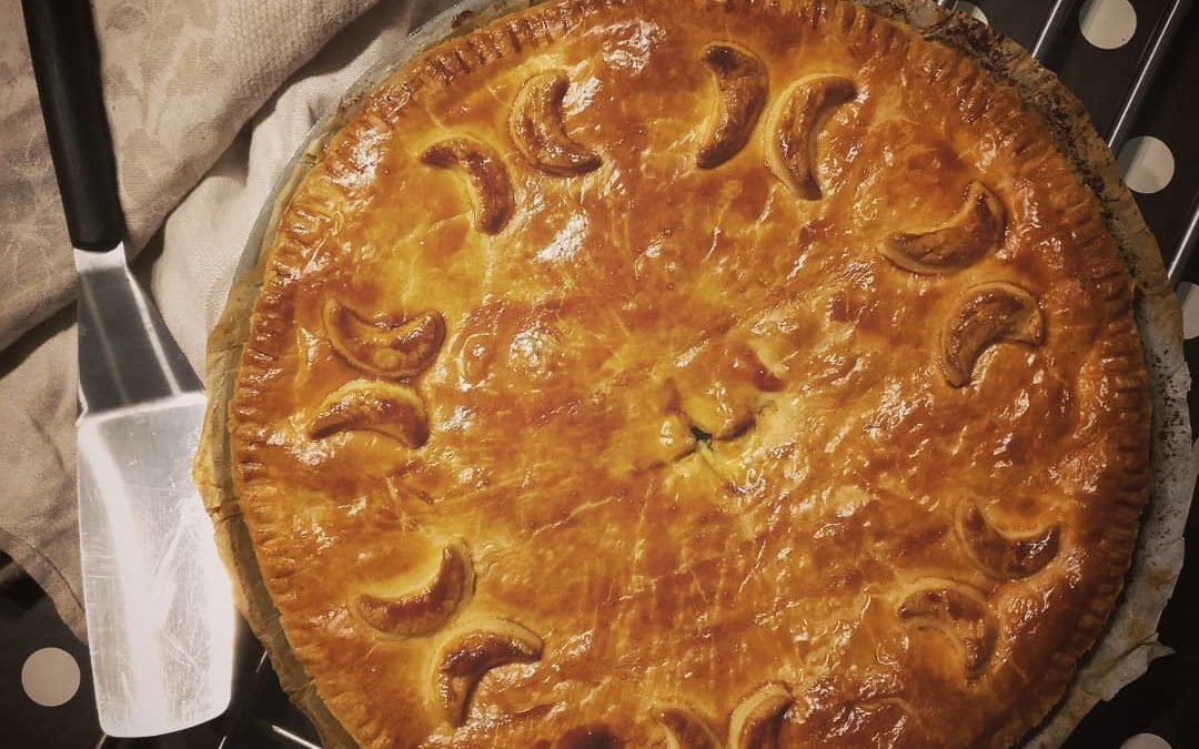 Tourte à l’ail, fromage, raisins et épices