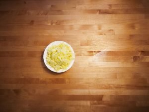 Râper deux pommes façon carotte