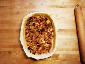 Verser le mélange sur le fond de la tarte.