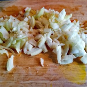 Emincer les oignons grossièrement