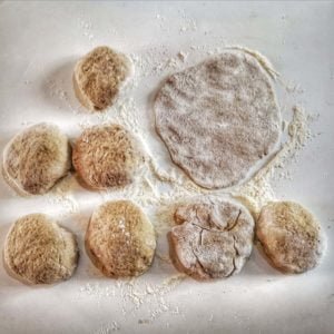 Faites de petites boules de pâtes puis aplatissez les.