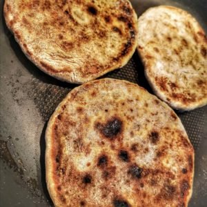 Cuisez sur braises dans un éclat de poterie ou dans une poêle.