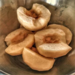 Pelez et épépinez les pommes