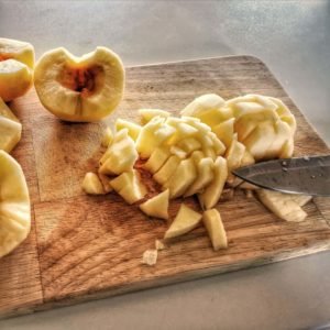 Découpez les pommes en petits dés