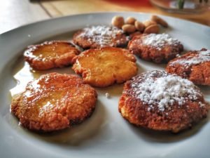 Disposez sur votre plat en nappant au choix de sucre glace ou de miel. Servez vos fritures aux amandes légèrement tièdes