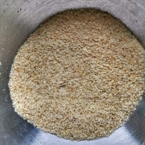 Mélangez la poudre d'amandes, le pain sec très finement broyé en chapelure, le sucre et le sel.
