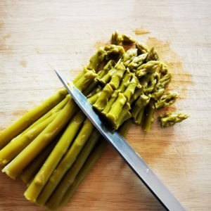 Découpez les asperges d'un doigt de large environ.