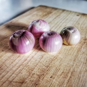 Epluchez et émincez vos oignons.