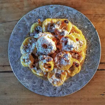 Beignets de pommes et raisins