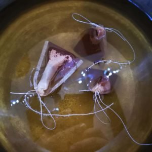 Remplissez 3 sachets de thé de votre poudre d'épices et mettez-les à infuser