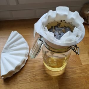 Le lendemain, filtrer finement (à l’aide d’une étamine ou d’un filtre à café ou du chinois).
